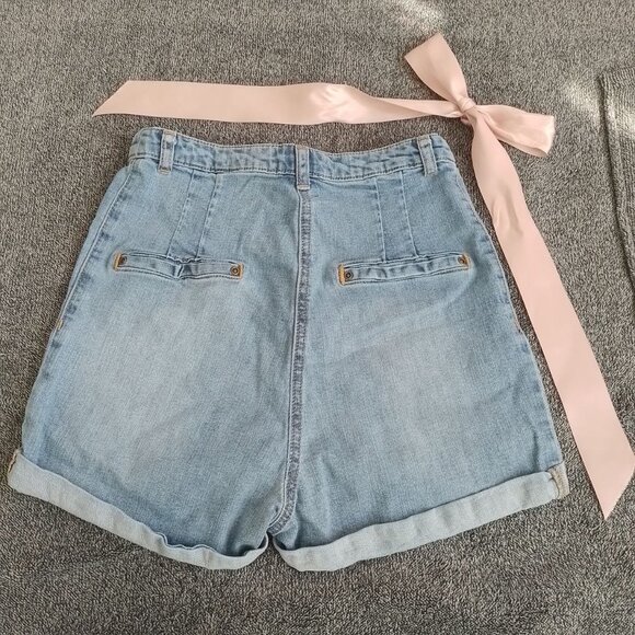 🎀 High-Waisted Denim Shorts 🎀 - Picture 2 of 5